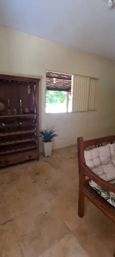Sala com sofá e estante de madeira — Casa Bambu, Sítio Bambu Rede