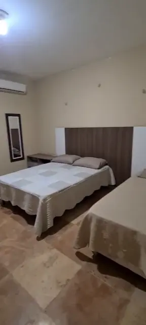 Quarto com cama de casal e de solteiro — Casa Bambu, Sítio Bambu Rede