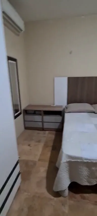 Quarto com espelho e criado-mudo — Casa Bambu, Sítio Bambu Rede