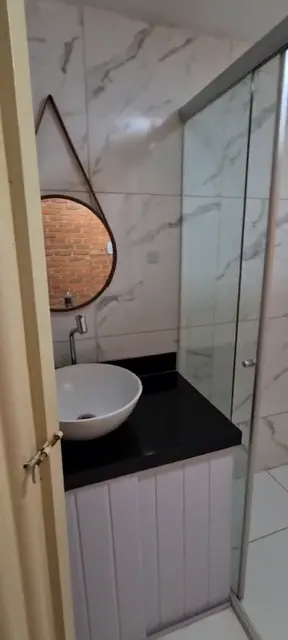 Banheiro da suíte com cuba e box de vidro — Casa Bambu, Sítio Bambu Rede