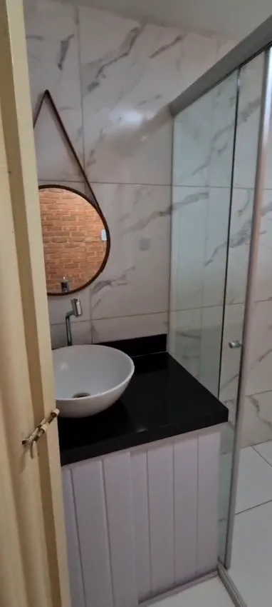 Banheiro da suíte com cuba e box de vidro — Casa Bambu, Sítio Bambu Rede