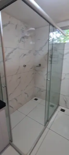 Box de vidro em mármore — Casa Bambu, Sítio Bambu Rede