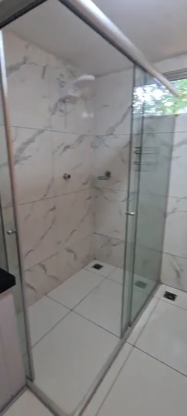Box de vidro em mármore — Casa Bambu, Sítio Bambu Rede