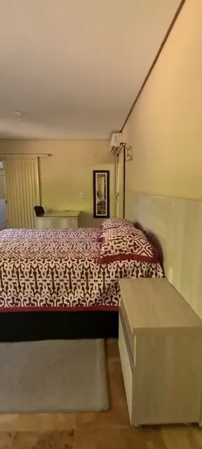 Quarto com colcha estampada — Casa Bambu, Sítio Bambu Rede