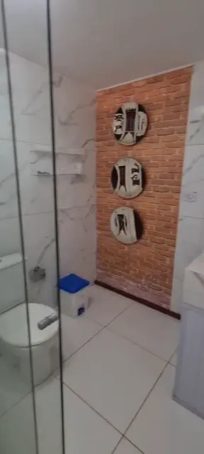 Banheiro com parede de tijolo aparente — Casa Bambu, Sítio Bambu Rede