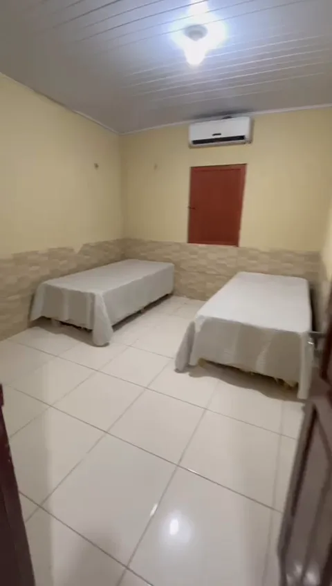 Quarto com duas camas e ar-condicionado — Casa Jibóia, Sítio Bambu Rede