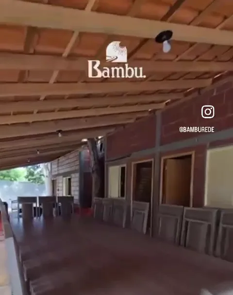 Mesa comprida na varanda dos quartos — Casa Mangueira, Sítio Bambu Rede