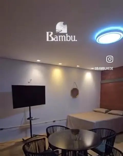 Sala com TV e mesa de jantar — Casa Mangueira, Sítio Bambu Rede
