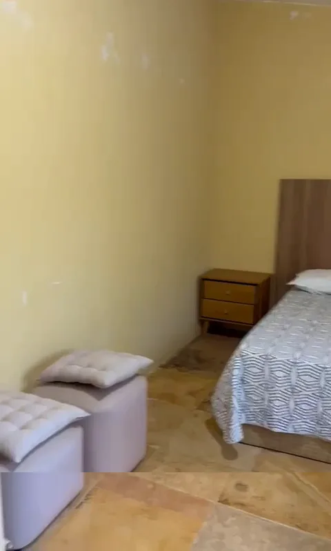 Quarto com criado-mudo — Chalé Água-Pé, Sítio Bambu Rede