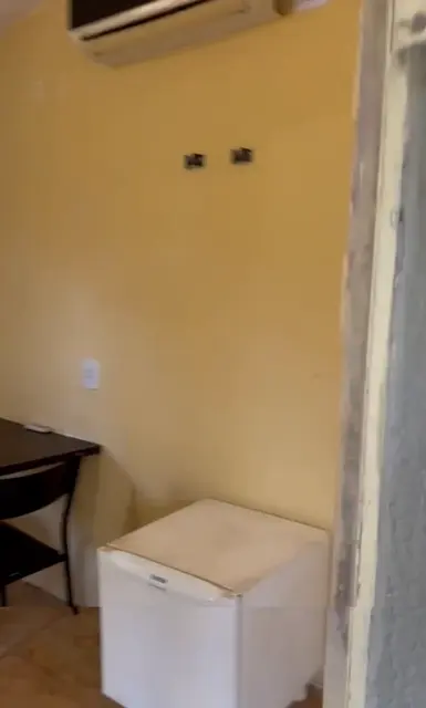 Frigobar e escrivaninha — Chalé Água-Pé, Sítio Bambu Rede