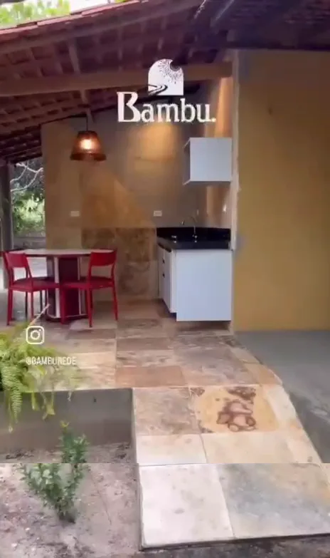Cozinha externa com mesa vermelha — Chalé Cajueiro, Sítio Bambu Rede