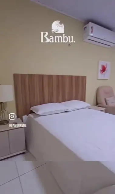 Cama de casal com cabeceira e poltrona — Chalé Cajueiro, Sítio Bambu Rede