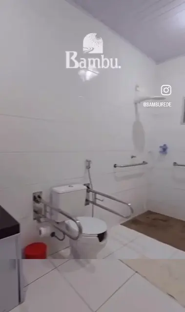 Banheiro com barras de acessibilidade — Chalé Cajueiro, Sítio Bambu Rede