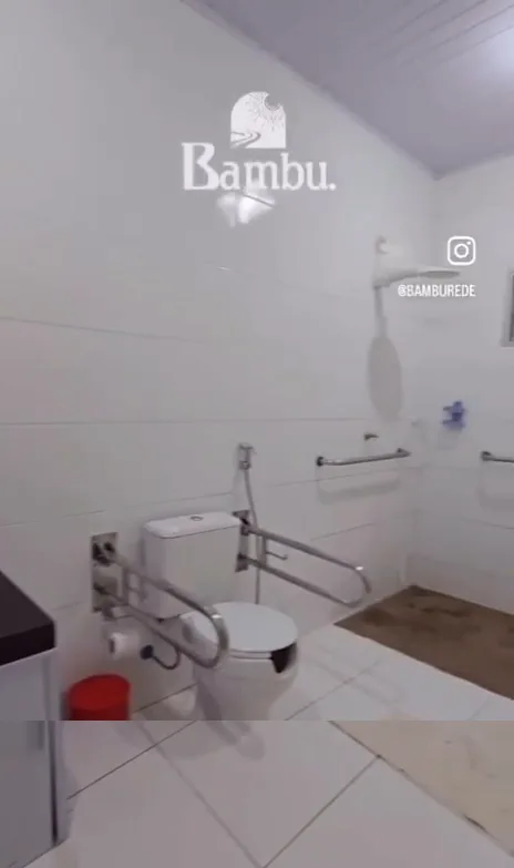 Banheiro com barras de acessibilidade — Chalé Cajueiro, Sítio Bambu Rede