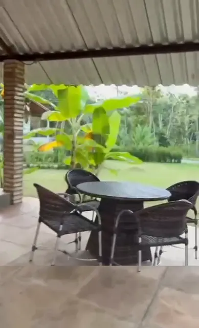 Mesa externa de frente para o gramado — Chalé Luar, Sítio Bambu Rede