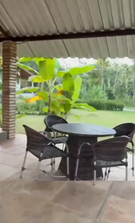 Mesa externa de frente para o gramado — Chalé Luar, Sítio Bambu Rede